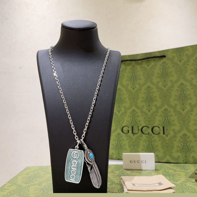 G*u*i necklaces